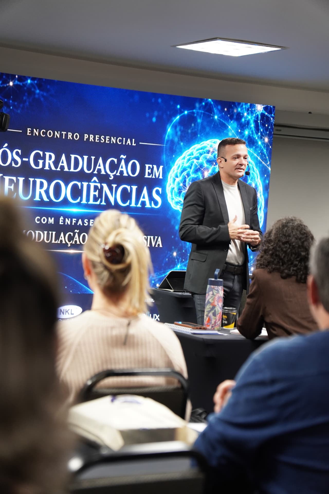 Dr. Alexandre Barbosa em aula de Neurociências
